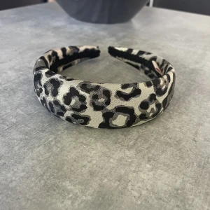Mönstrat diadem - Supersnyggg leopardmönstrat diadem från Beck Söndergaard!! Frakt tillkommer!