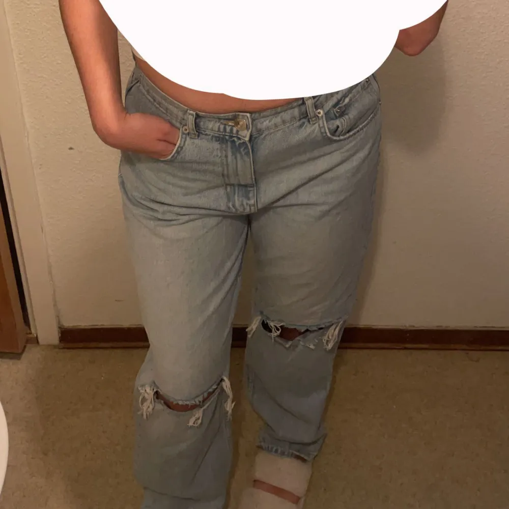 Säljer dessa jeans från Gina som är köpta för 600. Säljer pga att de är för stora och kommer inte till användning🥰. Jeans & Byxor.