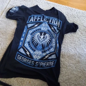 Affliction tröja - Något jätte littet hål på den nypris 1000kr typ