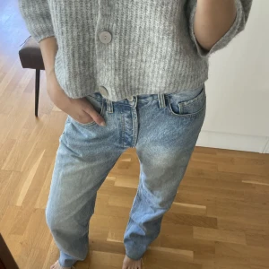 Lågmidjade jeans - As balla lågmidjade jeans från brandy melville💙 storlek m men passar flera, jag på bilden har xs/s