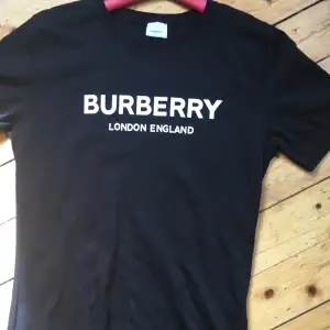 Burberry T-shirt till ett billigt pris helt ny ! 