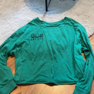 Långärmad grön tröja  - Grön tröja, använd några gånger