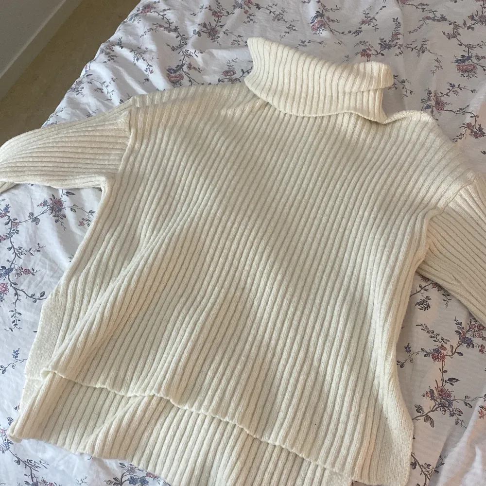 Säljer denna mysig tjock tröjan då de inte kommer till användning. Köpt på Gina tricot för ungefär 599kr säljer den för 350kr +62kr frakt. Skriv på DM/privat om du är intresserad!!! . Stickat.