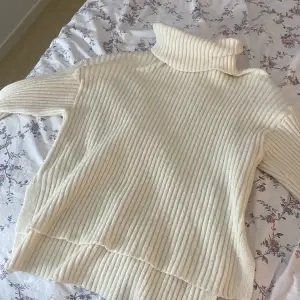 Säljer denna mysig tjock tröjan då de inte kommer till användning. Köpt på Gina tricot för ungefär 599kr säljer den för 350kr +62kr frakt. Skriv på DM/privat om du är intresserad!!! 