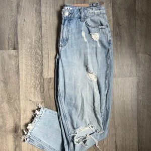 Jeans från New Yorker - Jeans från New Yorker i storlek M, är väldigt lite använda och är så snygga! Tyvärr blivit för små för mig. 