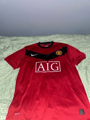 Fotbollströja - Hej säljer min sällsynta Manchester united tröja i storlek m den är riktigt gammal och sällsynt ganska bra skick för att vara gammal
