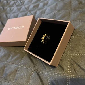 Edblad örhänge  - Säljer mitt ena edblad örhänge i superbra skick,då jag tappat bort de andra💞