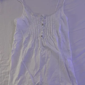 Topp - Jättefin topp köpt second hand ❣️sparsamt använd! Säljer då den inte kommer till användning ❤️