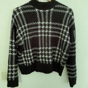Rutig tröja - Stickad tröja med rutigt mönster. Tjockt material.