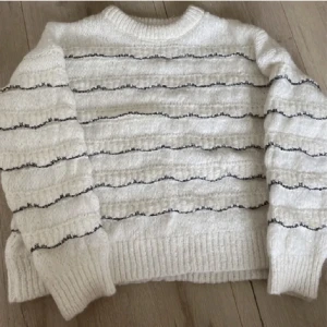 Zara tröja - Snygg zara tröja med svarta detaljer. Supersnygg! 