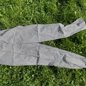 Ett par rutiga byxor 🤍🖤 Kan tyvärr inte ha den längre, använt dem kanske två gånger och sedan har de legat i garderoben.  Storleken är UK 10 ☺️