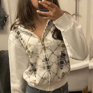 Burberry hoodie - Burberry zipup storlek S. Supersöt men har tyvärr inte användning av den. Osäkert om den är fejk eller inte men den är i ganska tjockt material och i bra skick. skickar fler bilder och svarar på frågor vid intresse🫶🏽