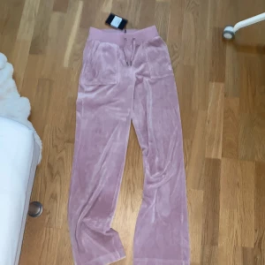 Rosa juicy byxor - Rosa juicybyxor 600kr+frakt Använt en gång  Storlek xs 