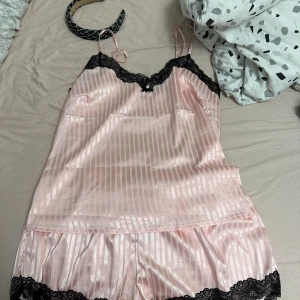satinpyjamas sett - Pyjamas i strl 40/42, L. satin tyg, väldigt skön. Använd en gång men kom aldrig t användning pga fel storlek. Hör gärna av er för flera bilder, köpt från newyorker🥰❤️