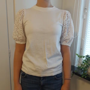 Söt topp från H&M  - Säljer denna jättesöta topp från H&M. Använd fåtal gånger och är i fint skick. Köpt för 149 kr och säljer för 70 kr. Det är bara att kontakt ifall ni undrar något!!💓💓