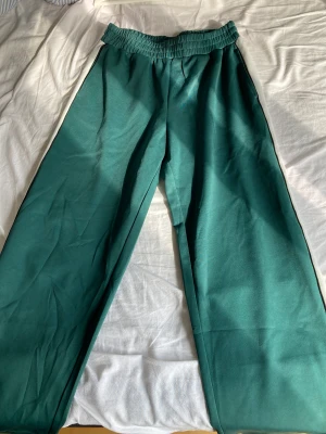 H&M byxor  - H&M byxor som är använda 1 gång. Påminner mig av squidgame byxorna. 