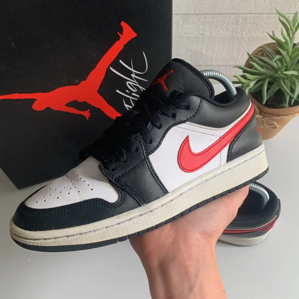 Jordan 1 Low ”Laser Red” 🔴⚫️⚪️ Väldigt fint skick🔥 Otroligt stilren Jordans modell i riktigt fin färg 💯 No Box❌ Vid övriga frågor eller funderingar så är det bara att skicka iväg ett DM🧾. Skor.