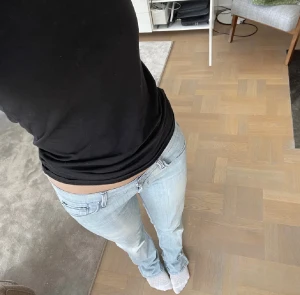 Ljusblåa jeans - Lågmidjade jeans, säljer för att de är för långa på mig💕 jag är 165 ungefär🫶🏼märket är 7 of all mankind!!