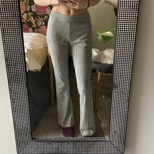 Rutiga byxor. - Fina byxor i bra skick. Använda ca fyra gånger.