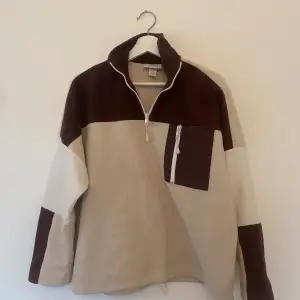 Skitsnygg sweatshirt från Monki! Strl XS men har modellen oversized så den sitter bra på mig som annars köper strl M. Har en framficka och möjlighet att dra åt nedtill. Brun och beige. Bra skick!