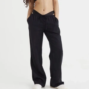 Svarta linnebyxor  - Säljer mina svarta linnebyxor från Gina Tricot i str xs och säljer för 99kr, skriv för flera bilder 💕