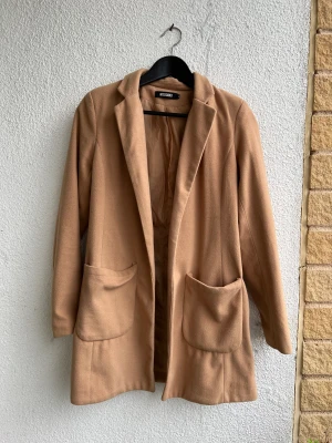 Höstkappa 🍁🍂 - Höstkappa i färgen camel. Fleeceaktigt tyg med fickor. Från missguided. Uk 10, storlek 38 men mer som 36.