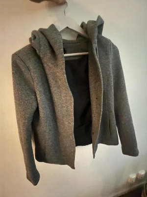 Grå jacka - Superfin grå jacka i bra skick.