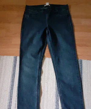 Mörkblå jeans - Mörkblå jeans tajt modell i mycket gott skick