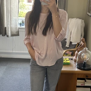 Blus - Fin blus. Lappen är borta men skulle säga att den passar s-m. Säljs för 150kr + frakt 