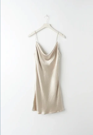 Vit Satin Klänning🤍 - Fin Satin klänning från Gina tricot i storlek 34. Säljer pågrund av för liten tyvärr. Nyskick och inga frakturer. Ordinarie pris 399. Säljer även en likadan fast i grön🤍🤩