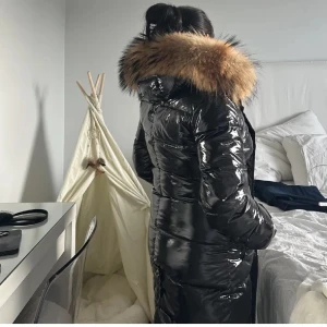 Fur Stockholm jacka storlek S - Vinterjacka från fur Stockholm, använd enstaka gånger säljer pågrund av att den är för liten för mig. Är som i nyskick