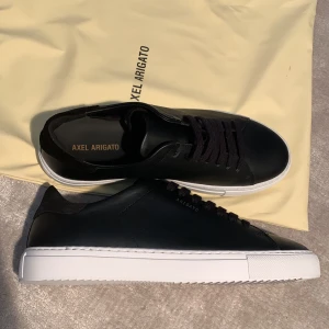 Axel Arigato skor  - Säljer ett par helt nya Axel Arigato skor st 40. Påsen ingår. Ingen låda.