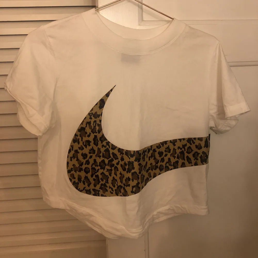 En tshirt från Nike. Nästan helt oanvänd så fint skick!! Köparen står för frakten💖. T-shirts.