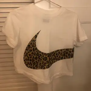 En tshirt från Nike. Nästan helt oanvänd så fint skick!! Köparen står för frakten💖