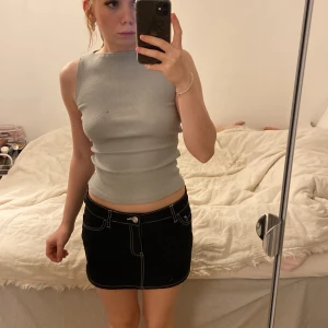 Svart kjol - Söt svart kjol med vita sömmar från H&m, oanvänd.