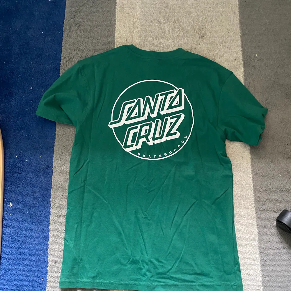 Riktigt snygg santa cruz t-shirt. Aldrig använd. . T-shirts.