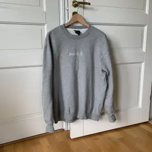 En riktigt skön oversized sweatshirt som är i väldigt gott skick, använd ett fåtal gånger.  Säljes pga ändrad stil.