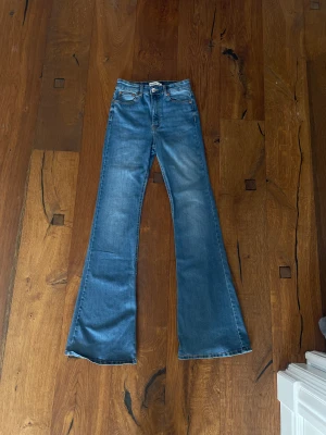 Jeans - Jätte coola bootcut jeans från Pull&Bear. Bara burit dem en gång och därför i jätte bra skick. Om ni vill ha exakta mått är det bara att fråga. Kan mötas upp i Täby för upphämtning men tar även frakt.
