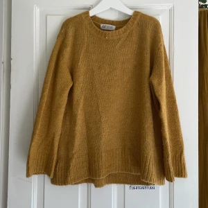 Fin stickad orange gul tröja - Stickad tröja med lite kortare ärm.  Perfekt till hösten🫶🏻 Storlek 10år men passar mig som är 163