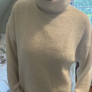 Vit stickad tröja - Stickad oversized tröja med polokrage. Använd men i gott skick⭐️