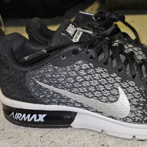 Svarta nike air max - Svarta nikeskor i modellen Air Max Sequent 2. Superfräscha, inga hål! Superbekväma. 