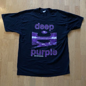 Deep Purple tshirt - Snygg tshirt med deep purple tryck på. Sitter oversized på mig som är 160cm. I gott skick🌟