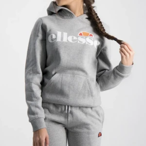 Ellesse hoodie - En jätte jätte fin grå ellesse hoodie som man typ kan ha till allt! Och så skön nu till hösten och vintern, Sorry för lite suddiga bilder har lite skakiga händer haha! Men ja pris kan diskuteras och har inga defekter!💘💘🫶🏼