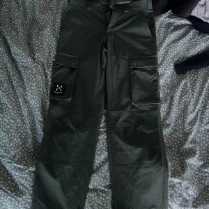 Gröna haglöfs byxor - Snygga haglöfsbyxor. Super bra skick, inget slitage på någonstans.  Observera nypris 2600 kr