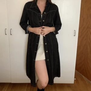 Jeanskappa - En svart/grå jeans-kappa från Lindex. Står 44 i jackan men passar mig perfekt som vanligtvis har 34/36!☀️