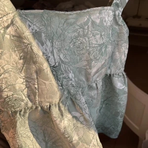 Tröja  - Så söt topp/tröja ifrån VILA, köpt för inte så länge sen, prislapp kvar så i nyskick. Säljer då den inte riktigt är min stil och inte kommer till användning. Det är en jätte fin grön ish färg som skiner men det syns ej så bra på bilderna. 