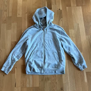 Weekday zip hoodie - Tröjan är i nyskick och är i storlek S, köpt på weekday