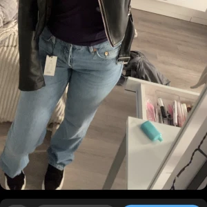 lågmidjade jeans - säljer mina lågmidjade jeans från lager 157(400 kr) pågrund av det inte är min stil, oanvända alla lappar kvar osv. kunde ej lämna tillbaks jeansen då jag ej hhade kvitto❤️ pris går att diskuteras 