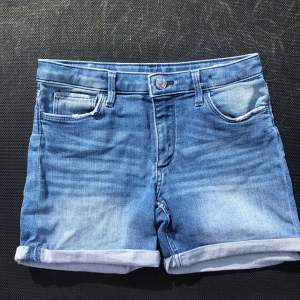 Snygga blåa jeansshorts med uppvikt kant från denim💖nyskick!