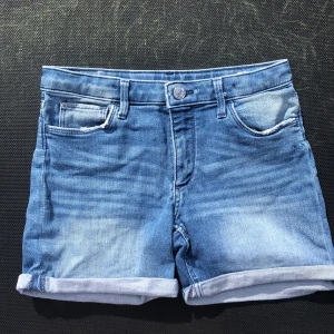 Blåa jeansshorts 💕 - Snygga blåa jeansshorts med uppvikt kant från denim💖nyskick!